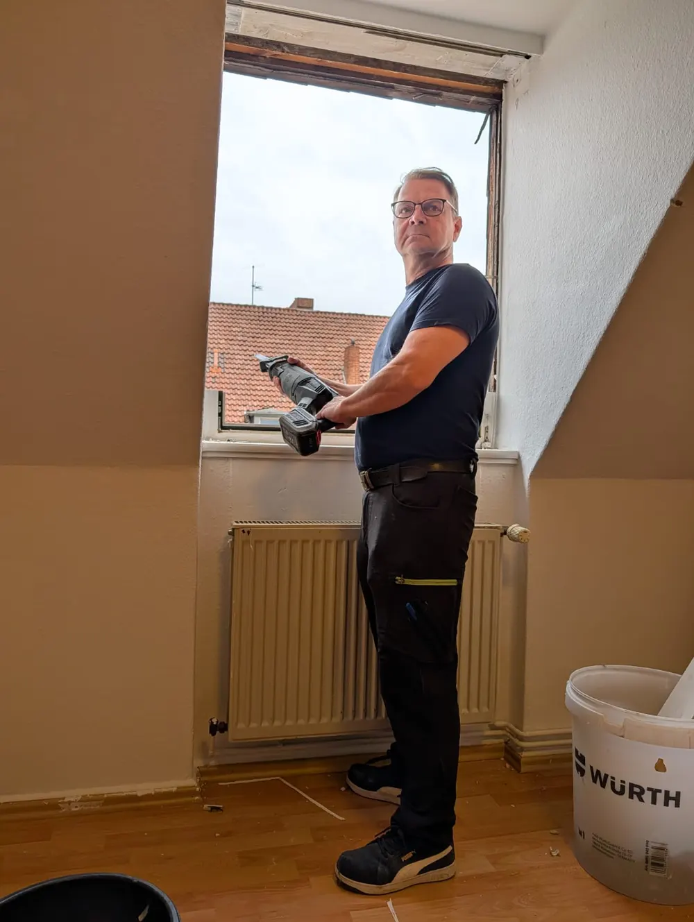 Denny Kiese bei der Arbeit an einem Fenster