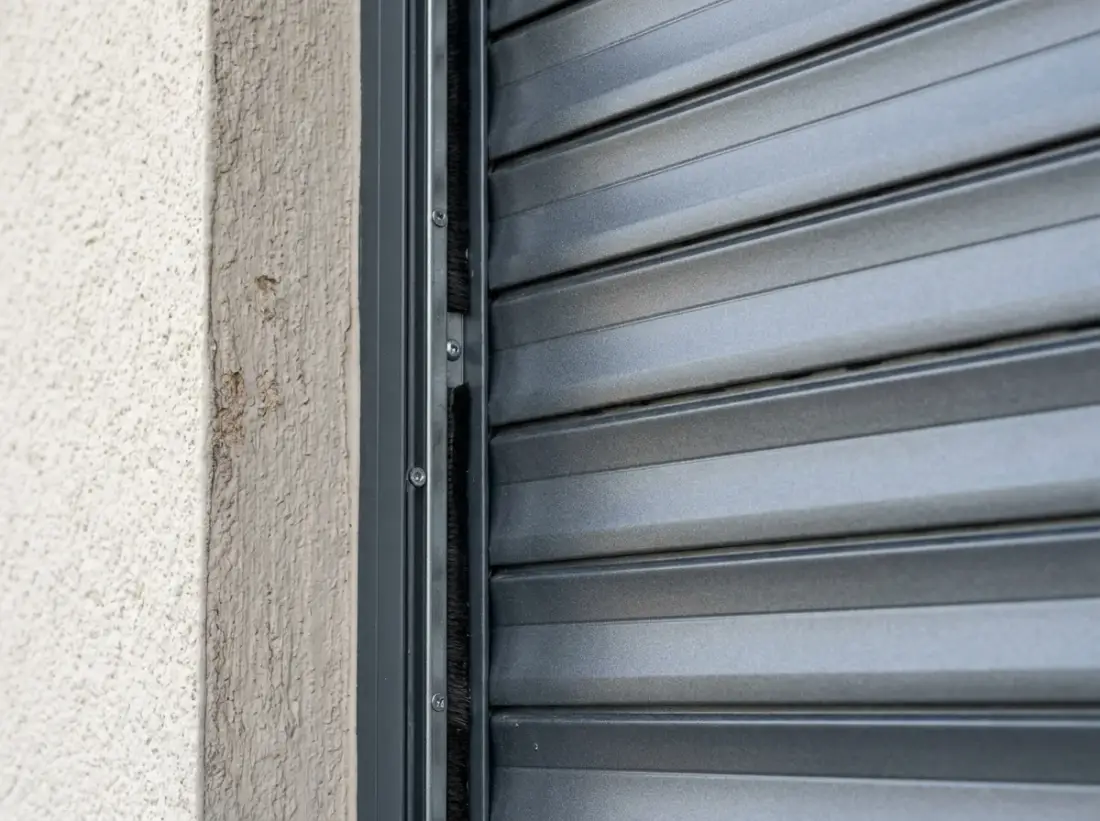 Lamellen und Führungsschiene eines modernen Rollladens
